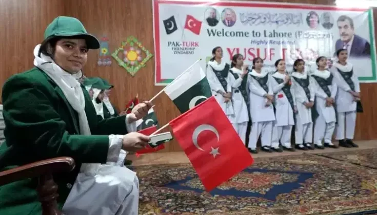 Milli Eğitim Bakanı Tekin, Pakistan’da Kinnaird Kız Lisesi’ni Ziyaret Etti