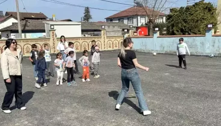 Düzce Üniversitesi Öğrencilerinden Bostanlık Köyündeki Çocuklara Destek